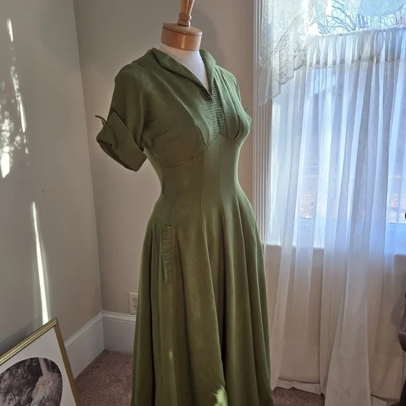Elegant Green Women's Dress - Picture 2 of 6